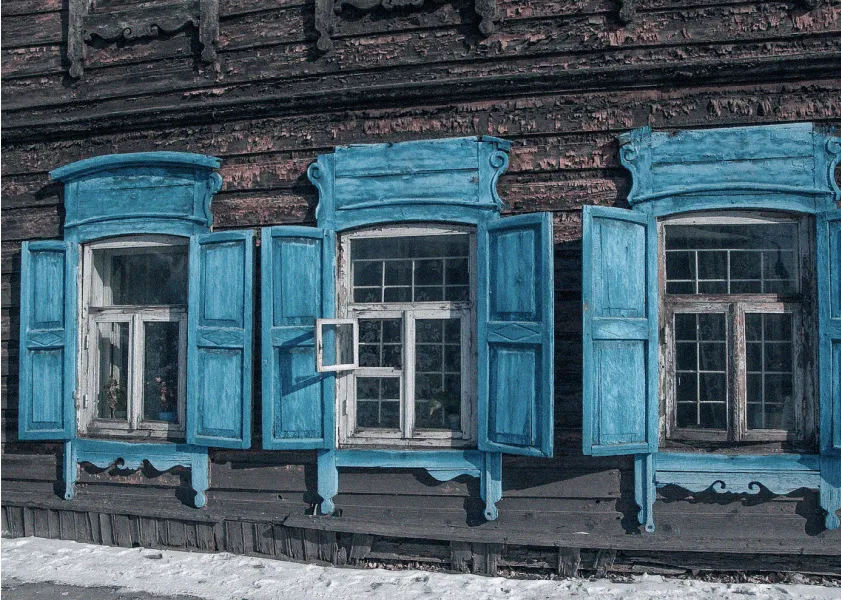 Venster met blauwe luiken op een chalet