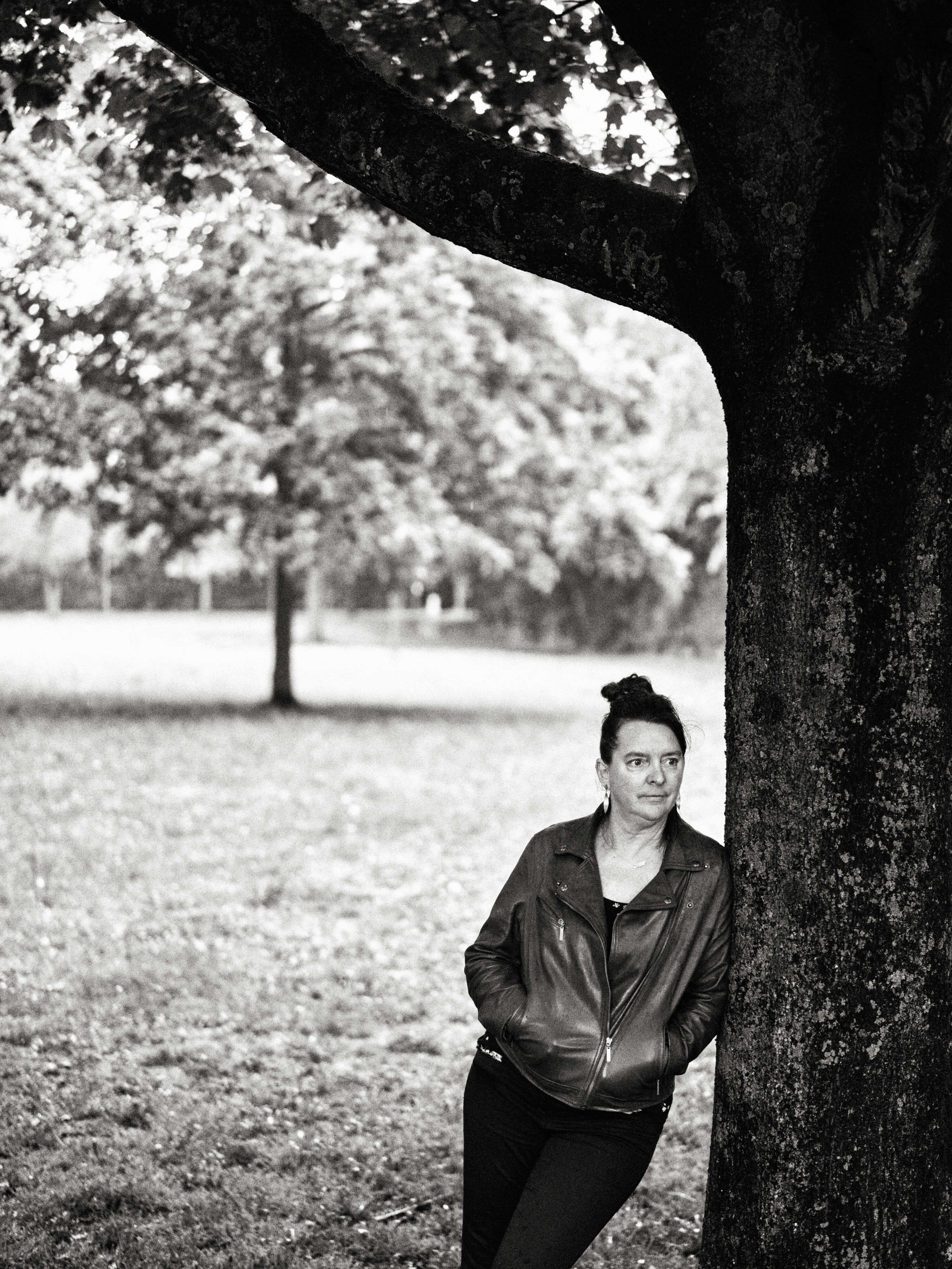 Inge Denaeghel staat tegen een boom en kijkt in de verte